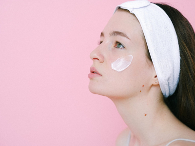 ¿Qué es la niacinamida y qué beneficios tiene en la piel?
